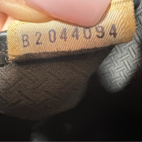 Dooney & Bourke EUC Vintage Perforated Cabriolet Dome Satchel - Picture 14 of 16